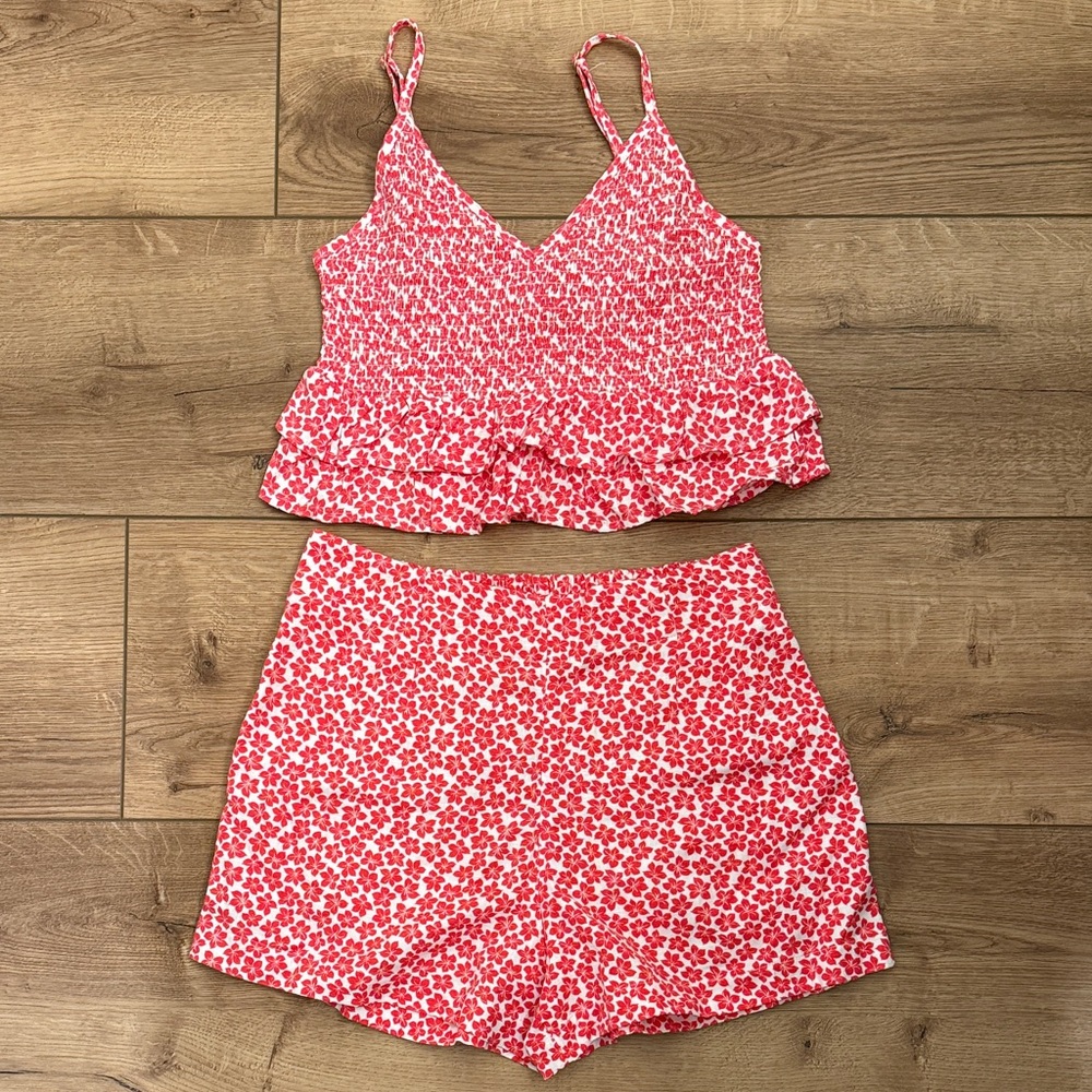 ❤️NWOT Billabong matching floral shorts & crop top